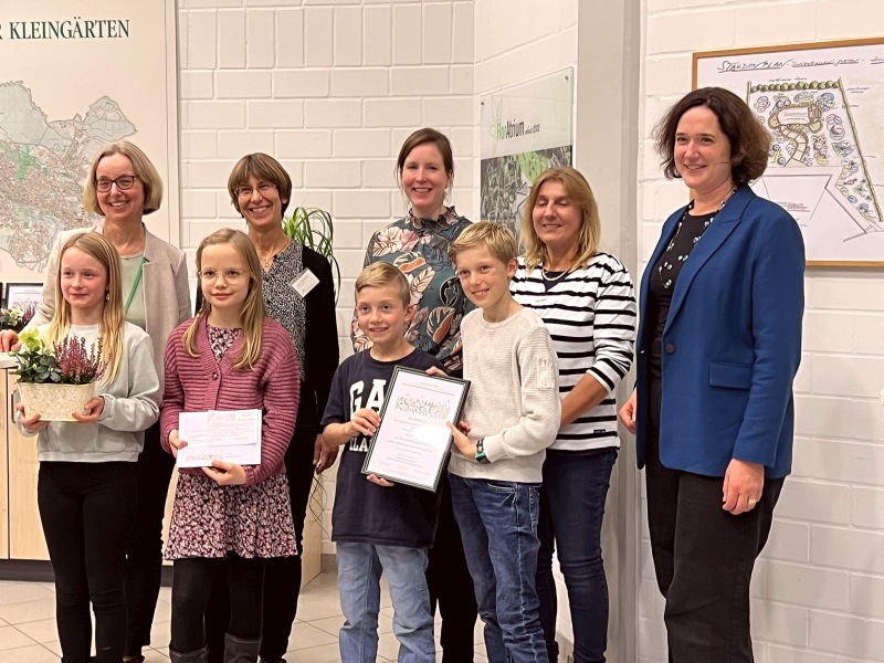 Die Grundschule Schönebeck erhilet den 1. Preis von Umweltsenatorin Moosdorf überreicht