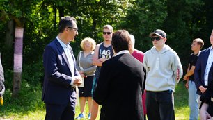 Bundesminister Cem Özdemir im Schulgarten der Virchow-Schule Berlin