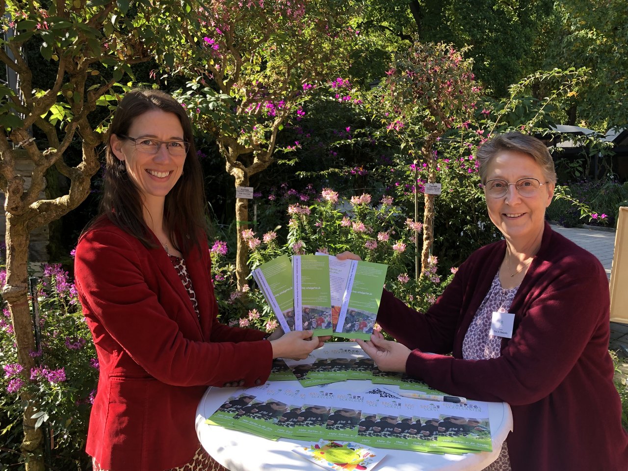 Bettina Gräfin Bernadotte (Mainau GmbH) und Prof.Dr. Dorothee Benkowitz (erste Vorsitzende der BAG Schulgarten e.V.) nach der Ziehung der Gewinnerschulen. Foto: Dr. Birgitta Goldschmidt