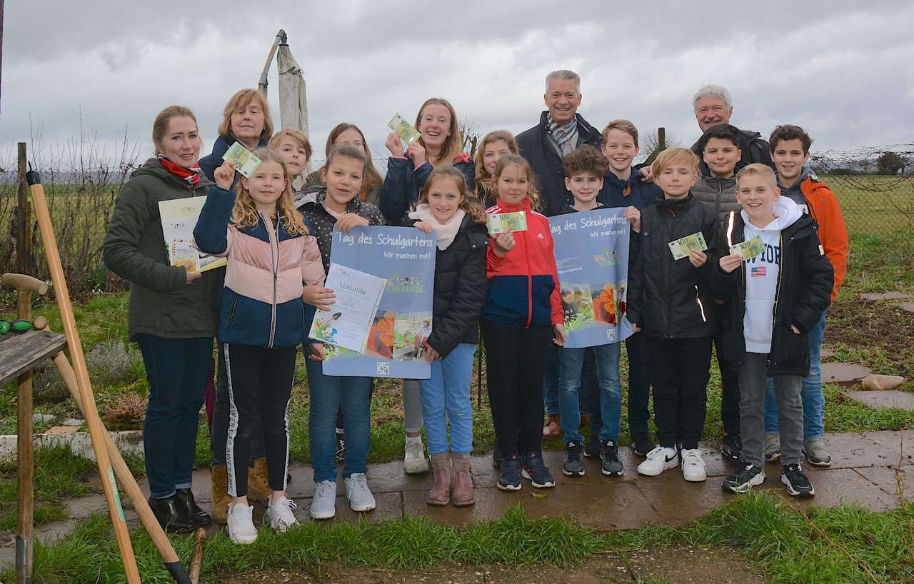 Die Klasse 5a mit ihrer Biologielehrerin, Frau Antje Müller (ganz links), der Schulleiterin, Frau Lore Brendel (2. v.l.) und dem Stufenleiter Sek. I., Herrn Andreas Leuck. Rechts hinten: Hans-Joachim Lehnert (BAG Schulgarten)