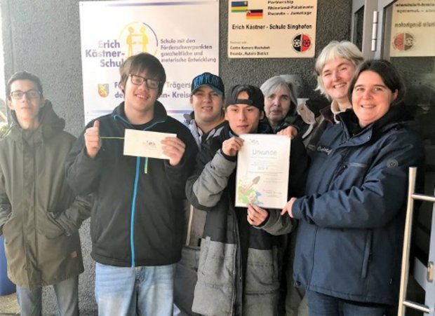 Preisübergabe an die Erich Kästner-Schule Singhofen