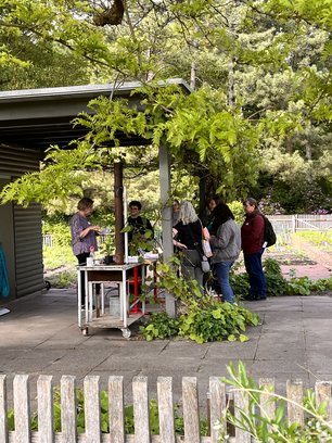 Stand der Landesgruppe Niedersachsen mit Ute Aderholz im Schulgarten 