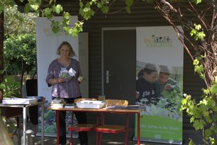 Stand der Landesgruppe Niedersachsen mit Ute Aderholz im Schulgarten 